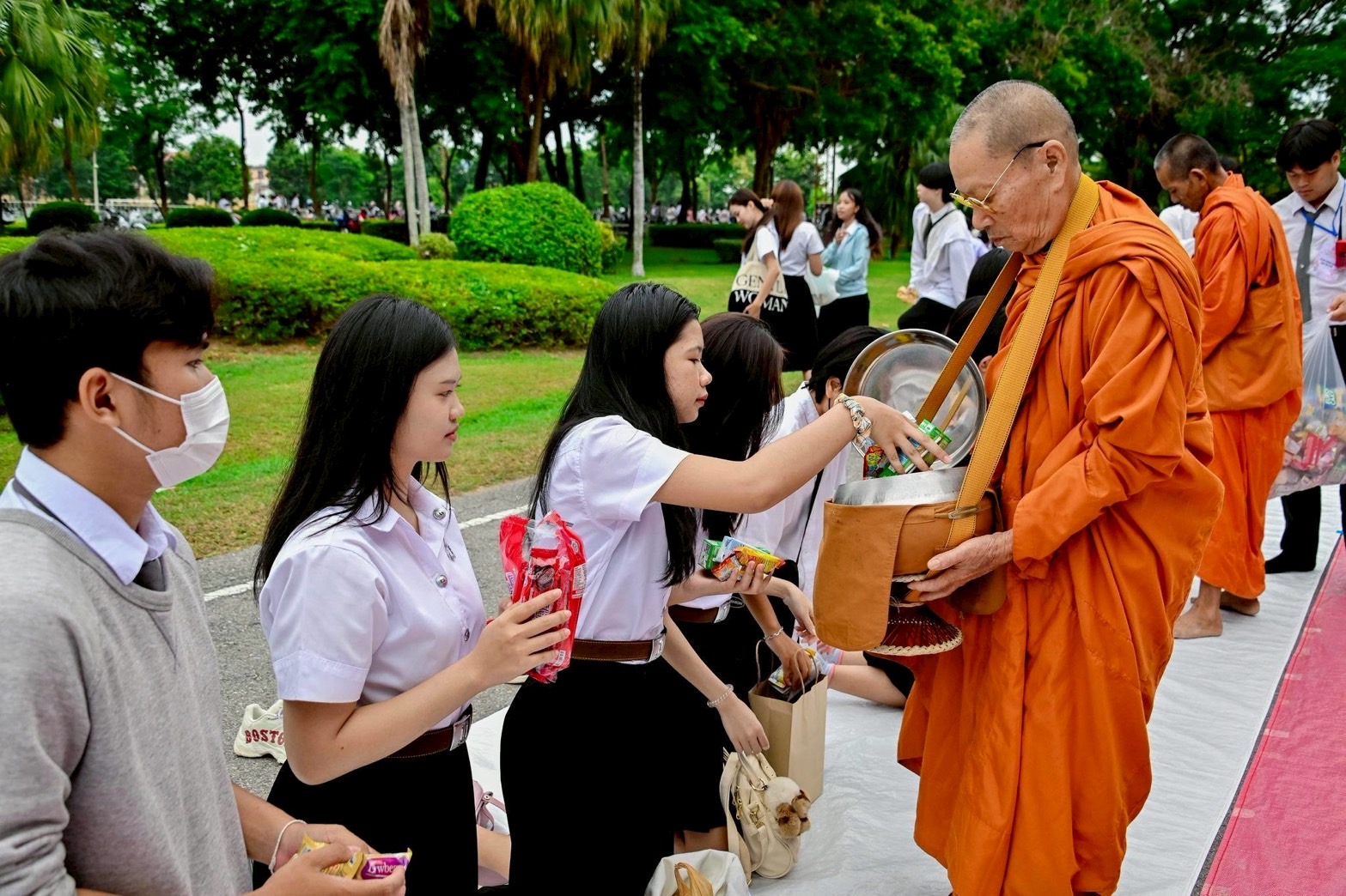 มหาวิทยาลัยมหาสารคาม จัดพิธีตักบาตรต้อนรับน้องใหม่