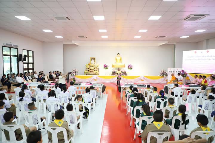 ผวจ.ปทุมธานี เปิดโครงการรถตัดแว่นสายตาเคลื่อนที่สภากาชาดไทยเพื่อเด็กนักเรียนในชนบท