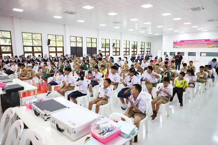 ผวจ.ปทุมธานี เปิดโครงการรถตัดแว่นสายตาเคลื่อนที่สภากาชาดไทยเพื่อเด็กนักเรียนในชนบท