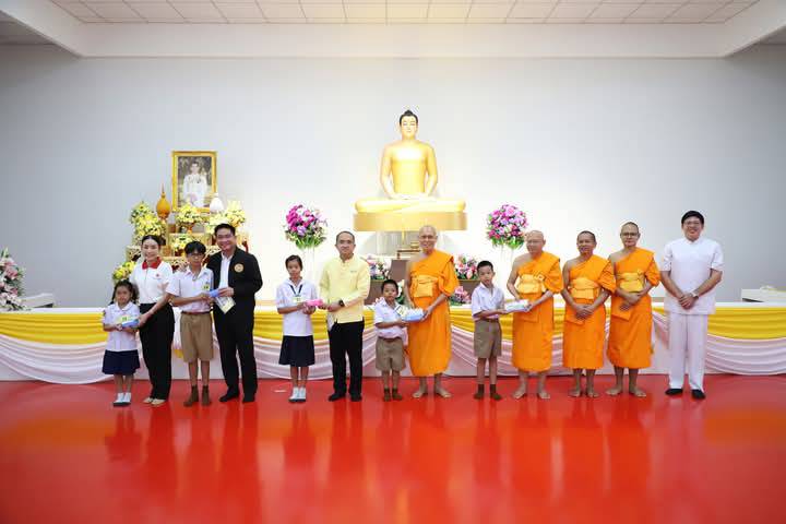 ผวจ.ปทุมธานี เปิดโครงการรถตัดแว่นสายตาเคลื่อนที่สภากาชาดไทยเพื่อเด็กนักเรียนในชนบท