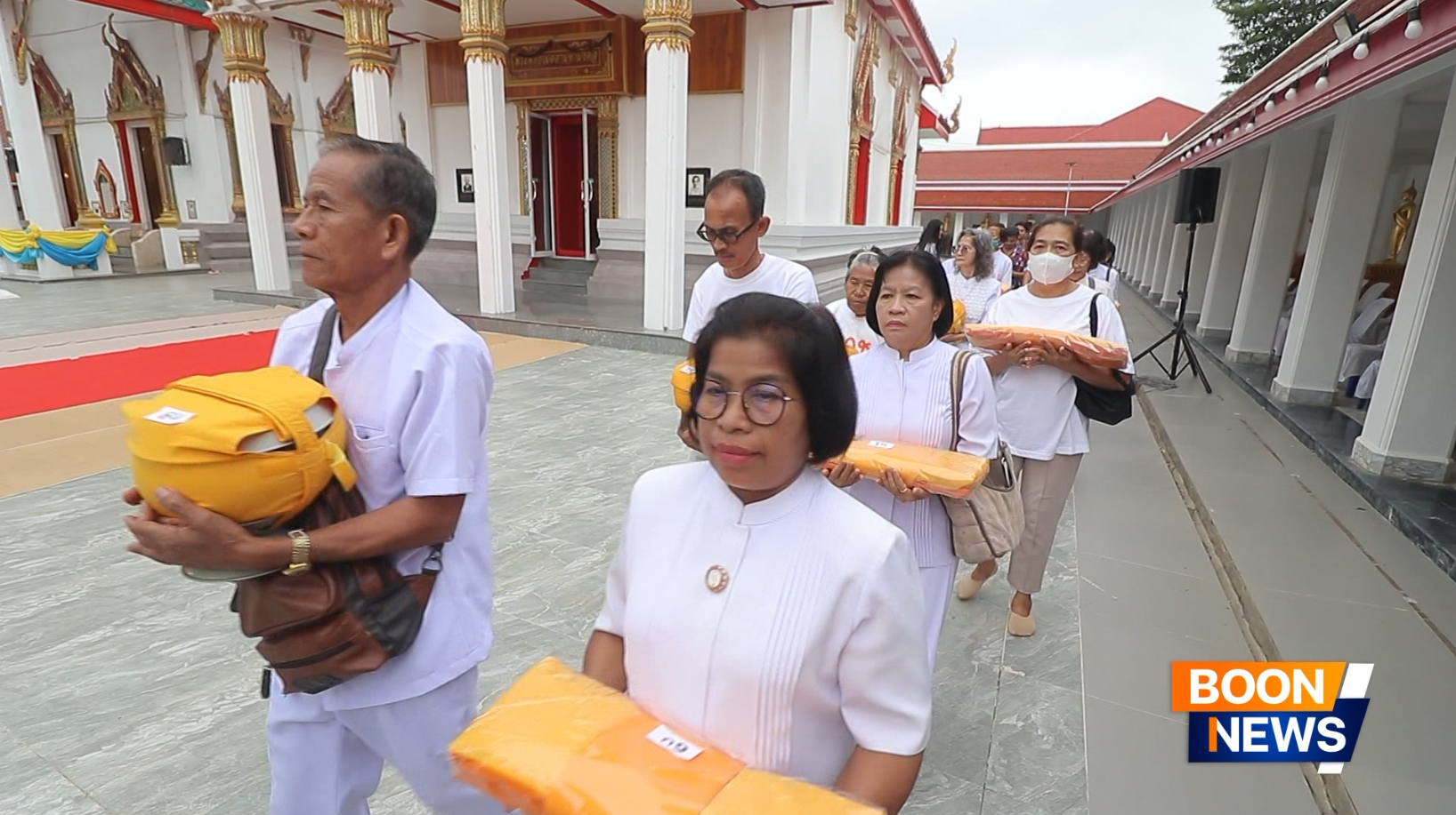 ท่านเจ้าภาพ ผู้ปกครอง และคณะญาติ ได้อัญเชิญผ้าไตร บาตรและเครื่องสักการะ