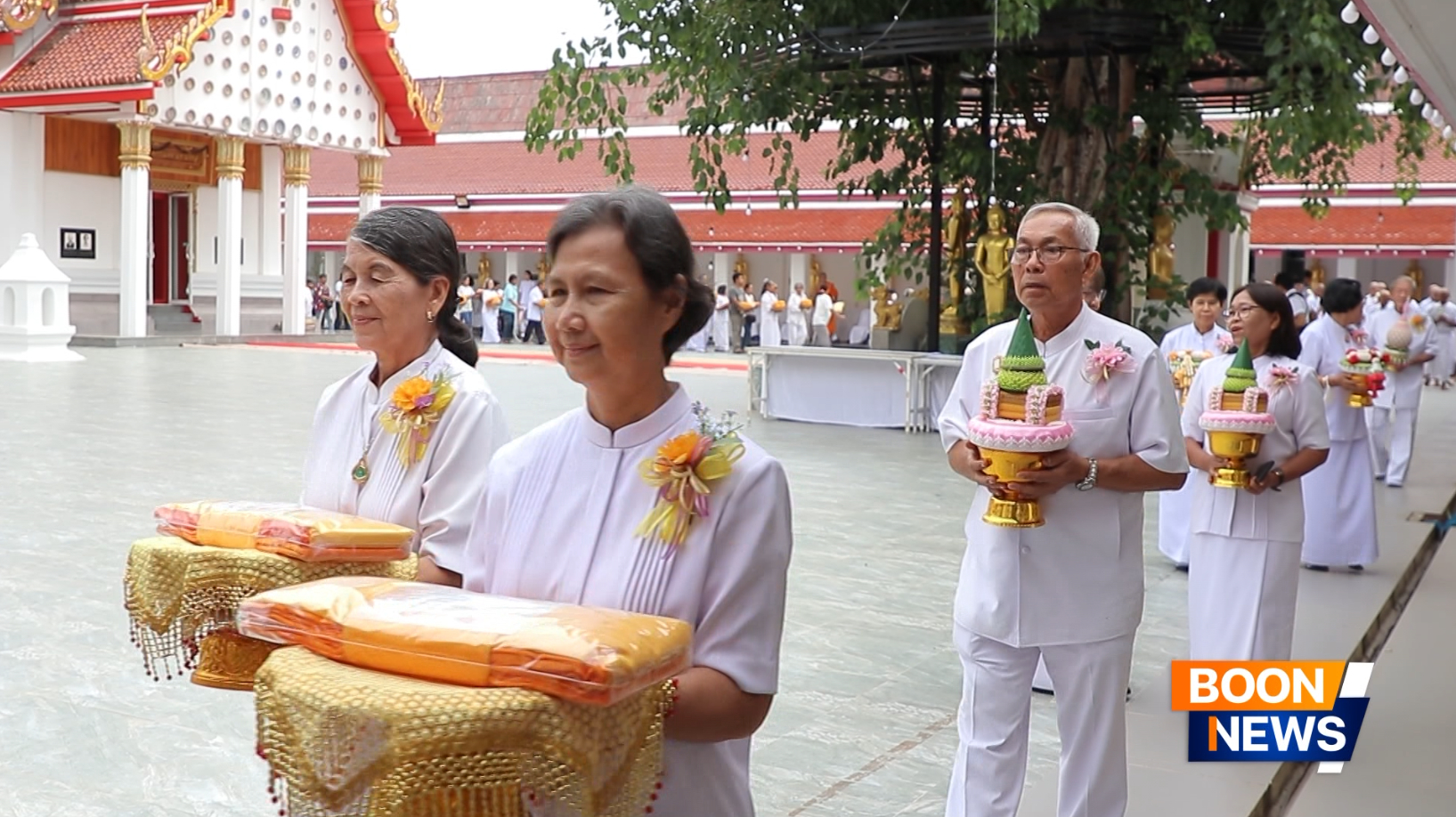 ท่านเจ้าภาพ ผู้ปกครอง และคณะญาติ ได้อัญเชิญผ้าไตร บาตรและเครื่องสักการะ