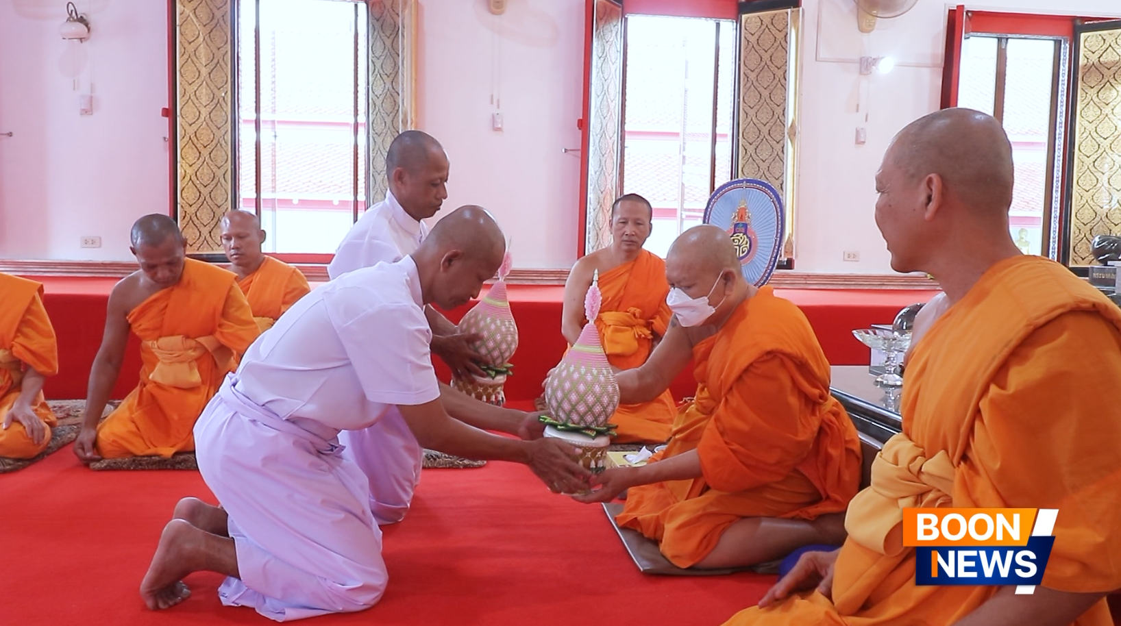 ตัวแทนนาคธรรมทายาทได้น้อมนำพานพุ่มถวายแด่พระอุปัชฌาย์