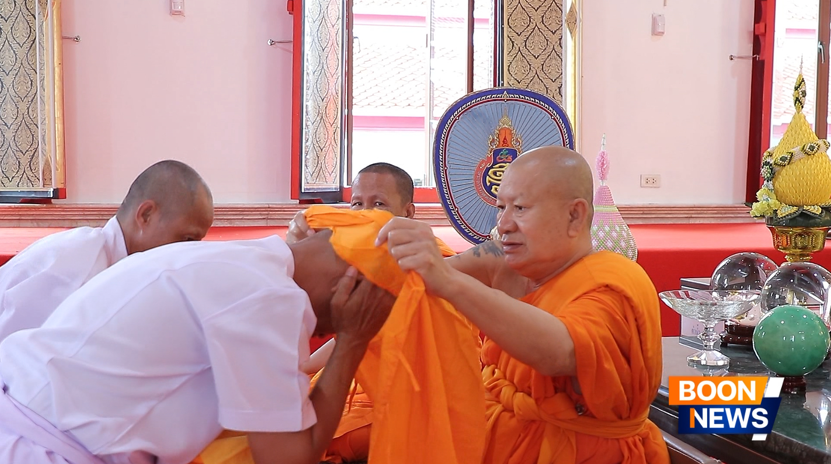 พระอุปัชฌาย์ได้บอกมูลกัมมัฏฐานและคล้องอังสะให้แก่นาคธรรมทายาท