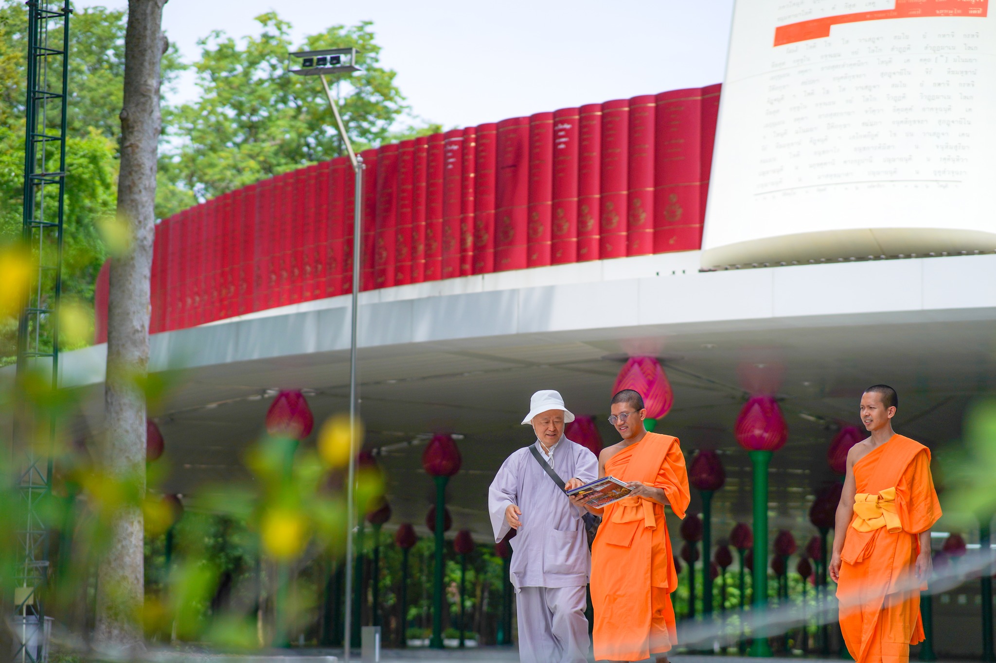 พระอาจารย์ชาวเกาหลีใต้ มาเยี่ยมชมวัดพระธรรมกาย