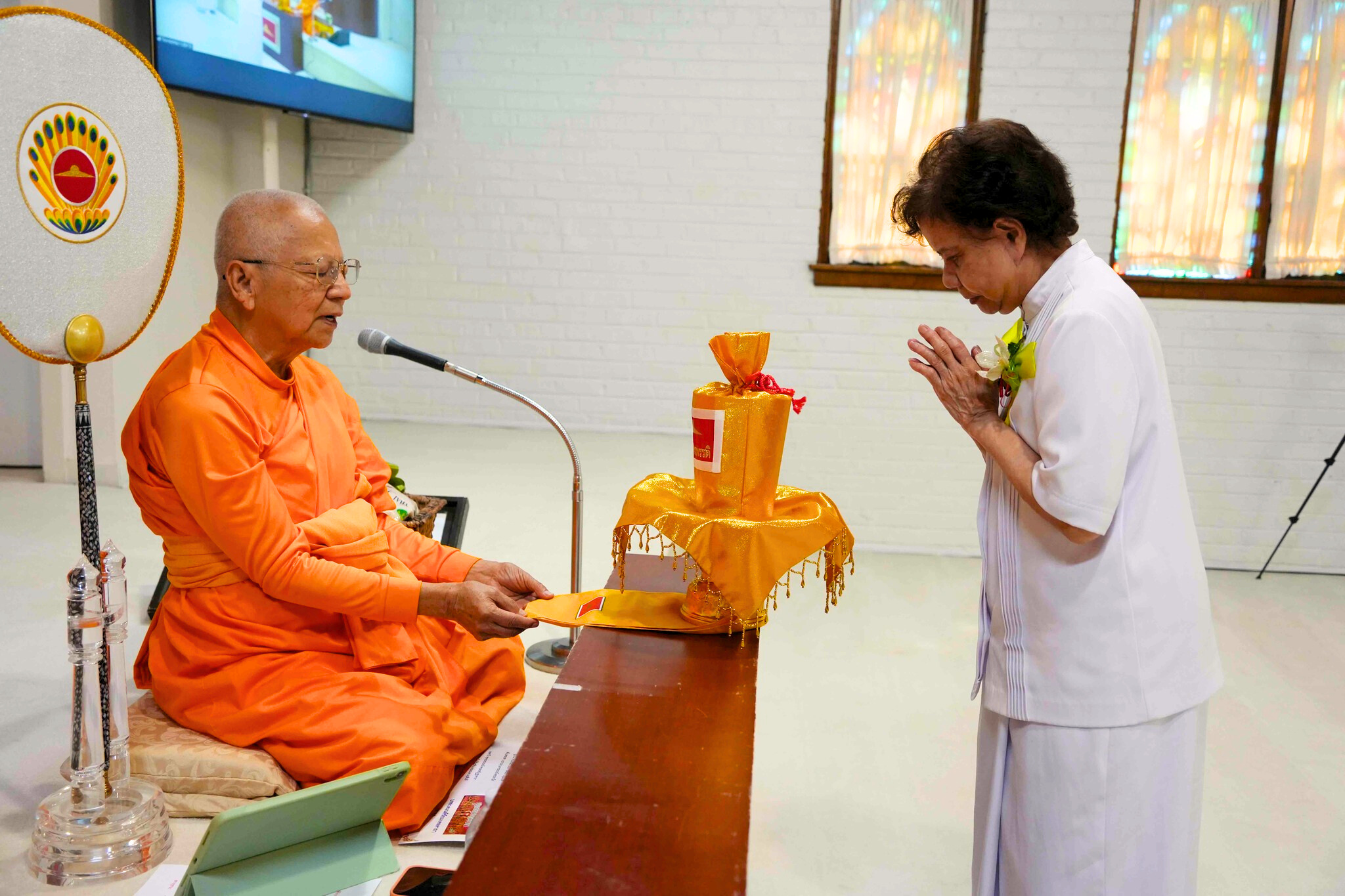 วัดพระธรรมกายชิคาโก จัดพิธีถวายกองบุญข้าวสาร