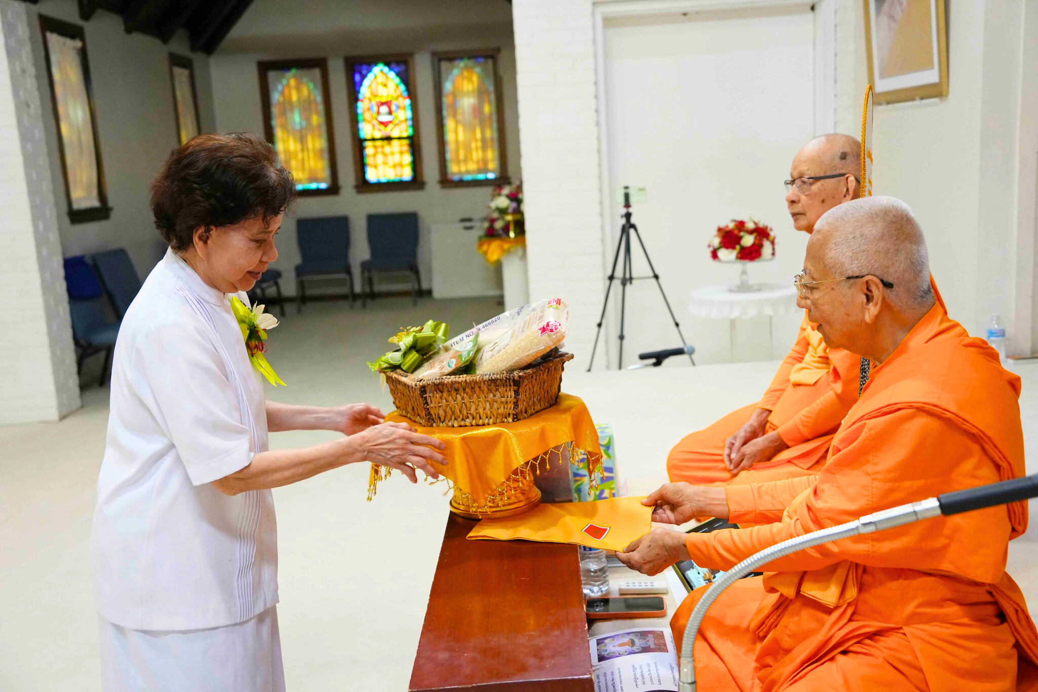 วัดพระธรรมกายชิคาโก จัดพิธีถวายกองบุญข้าวสาร
