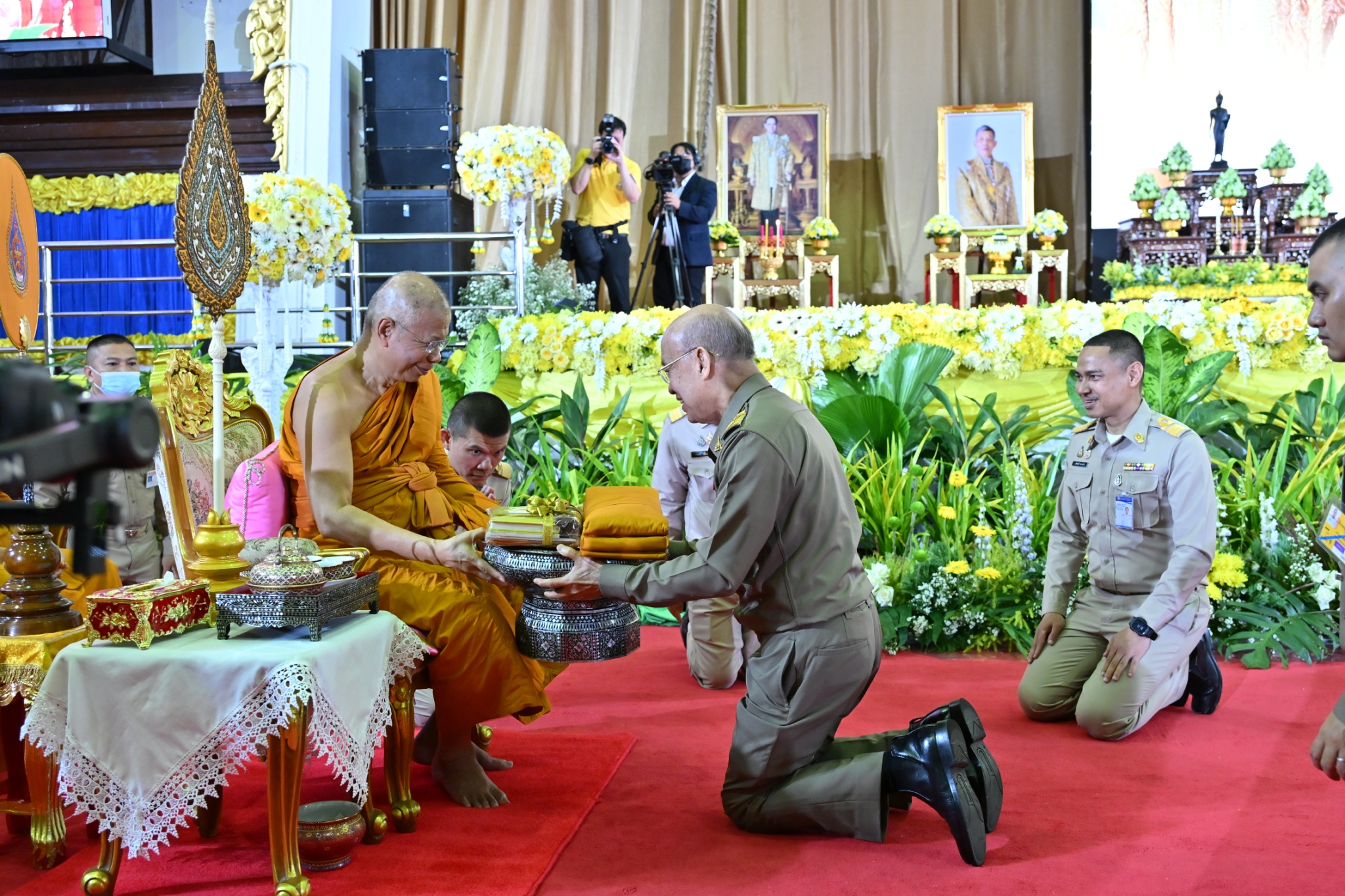 ท่านเจ้าประคุณสมเด็จพระมหา วีรวงศ์  กรรมการมหาเถรสมาคม เป็นประธานสงฆ์ 