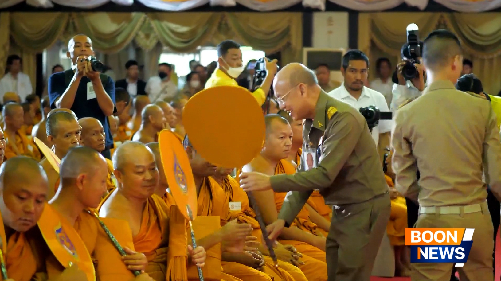 ท่านประธานในพิธีได้ถวายผ้าไตรพระราชทานและพัดรองแด่พระสงฆ์ในโครงการต่างๆทั้ง 30 รูป