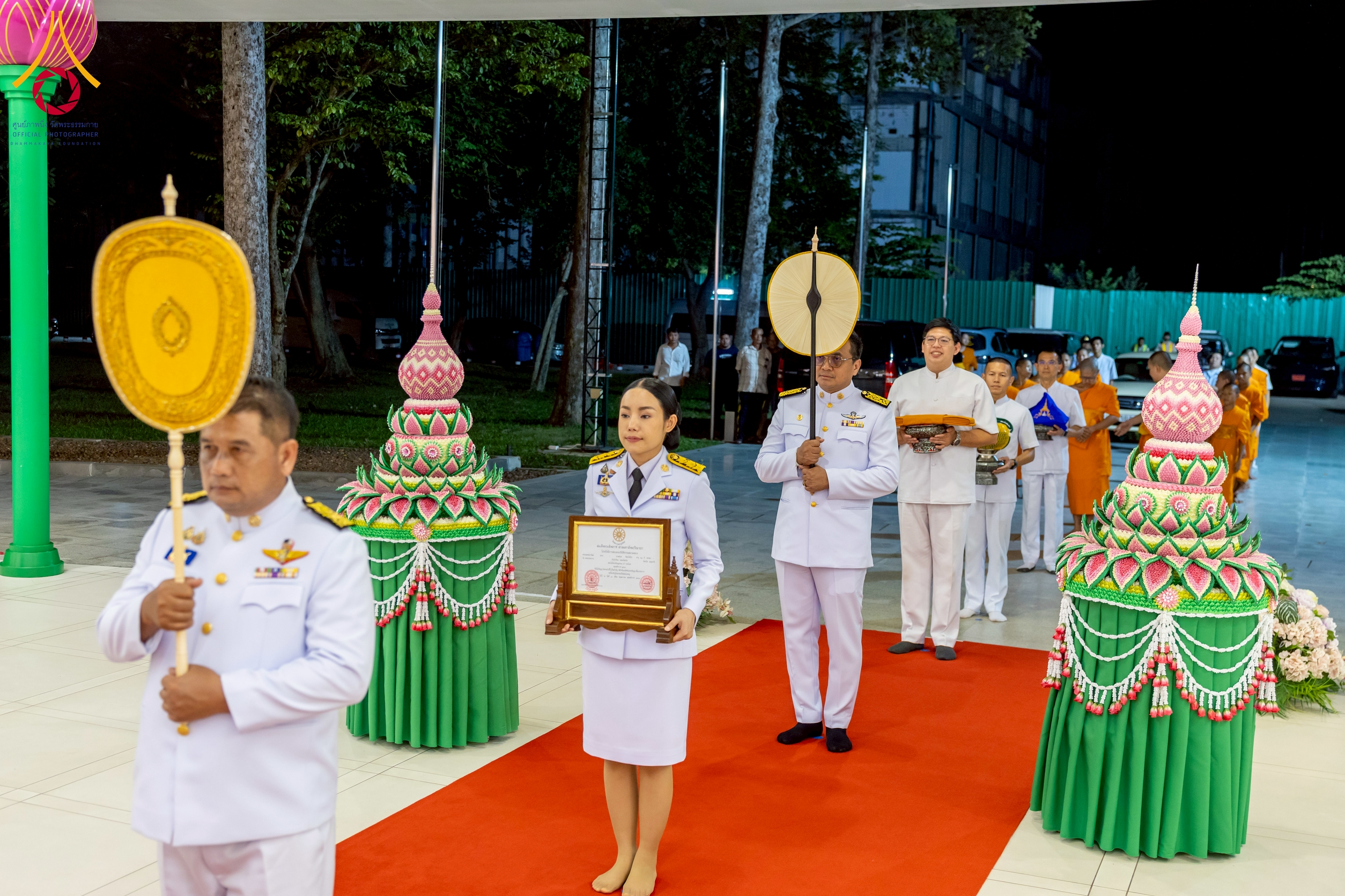 ริ้วขบวนแขกผู้มีเกียรติได้อัญเชิญสิ่งของพระราชทาน เข้าสู่ศูนย์กลางพิธีภายในอุโบสถ 