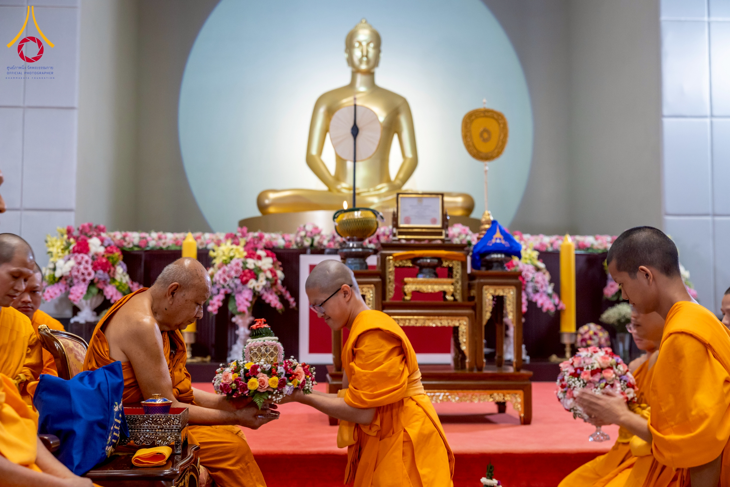 พระมหาพนาวัฒน์ ธมฺมนฺตคามี เปรียญธรรม 9 ประโยค พระภิกษุนาคหลวง ได้ถวายกรวยสักการะแด่ท่านประธานสงฆ์