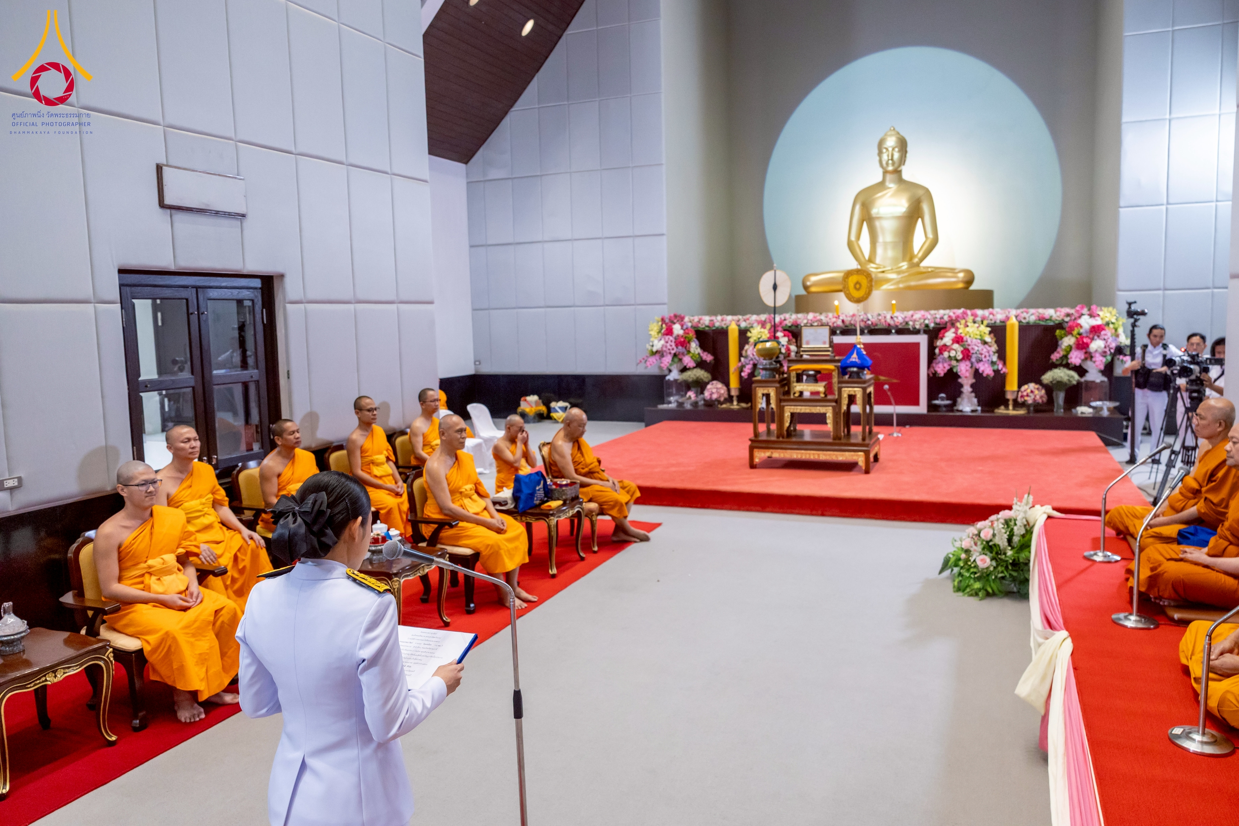 นางสาวอภิสรา เกษอินทร์ นายอำเภอคลองหลวง ประธานฝ่ายฆราวาส จะได้อ่านใบปริญญาบัตรเปรียญธรรม 9 ประโยค