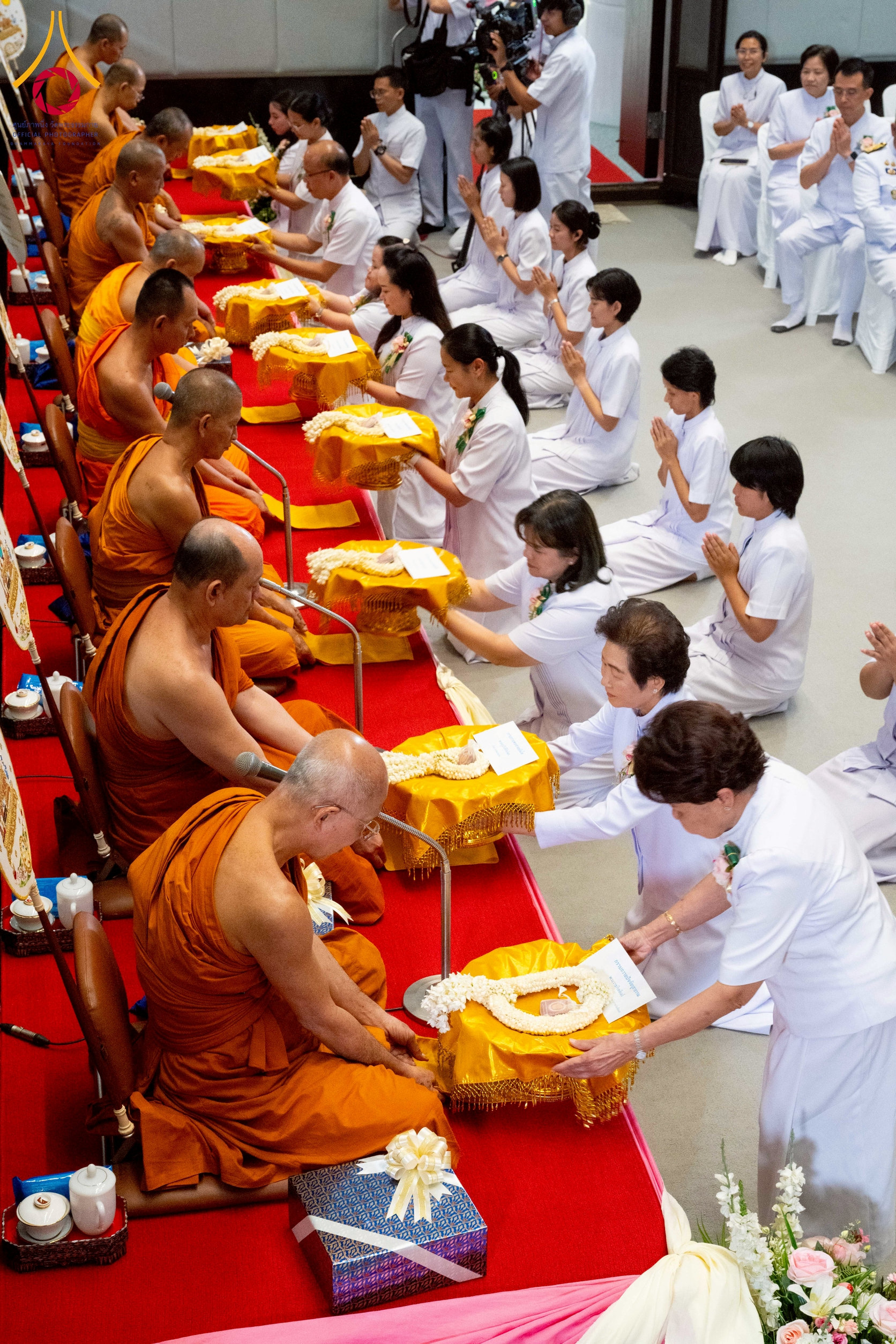 คณะท่านเจ้าภาพและแขกผู้มีเกียรติได้ร่วมกันถวายจตุปัจจัยไทยธรรมแด่พระสงฆ์