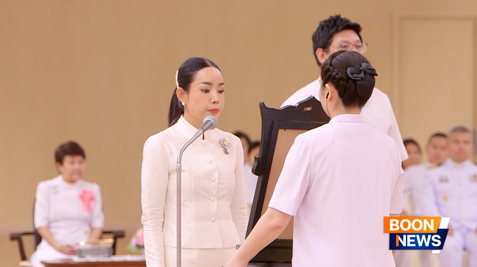 นางสาวอภิษรา เกษอินทร์ นายอำเภอคลองหลวง ได้อ่านประกาศเลื่อนสมณศักดิ์พระครูสัญญาบัตร