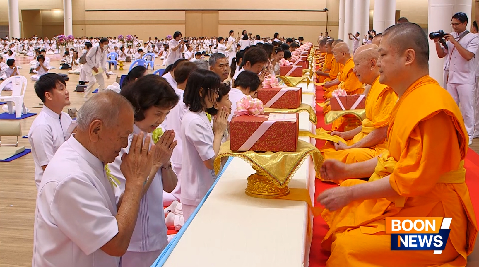 คณะเจ้าภาพได้น้อมถวายปัจจัยไทยธรรมแด่พระสงฆ์