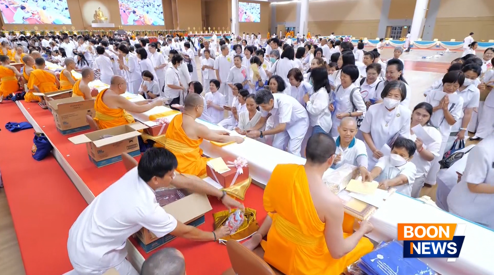 คณะเจ้าภาพได้น้อมถวายปัจจัยไทยธรรมแด่พระสงฆ์