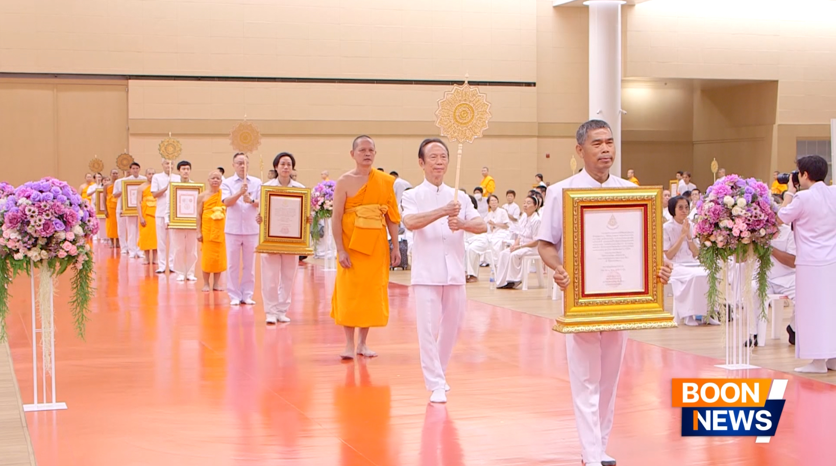 โดยริ้วขบวนของพระเถระ และขบวนอัญเชิญสัญญาบัตร พัดยศ ได้เคลื่อนเข้าสู่ศูนย์กลางพิธี
