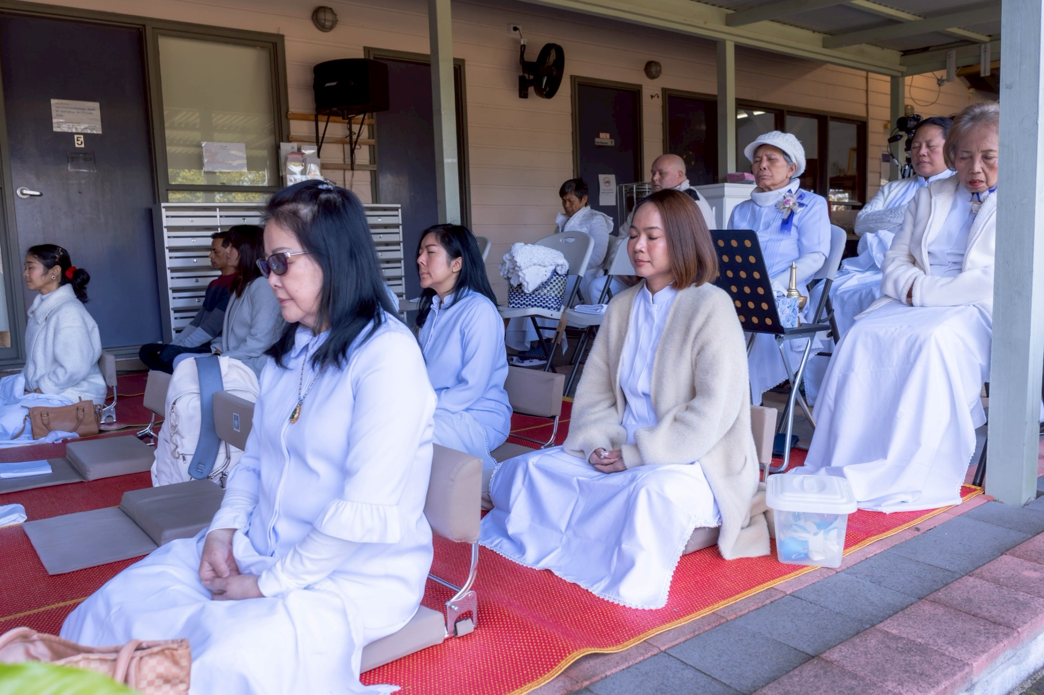สาธุชนผู้มีบุญทุกท่านปฏิบัติธรรมกลั่นใจให้บริสุทธิ์ผ่องใส