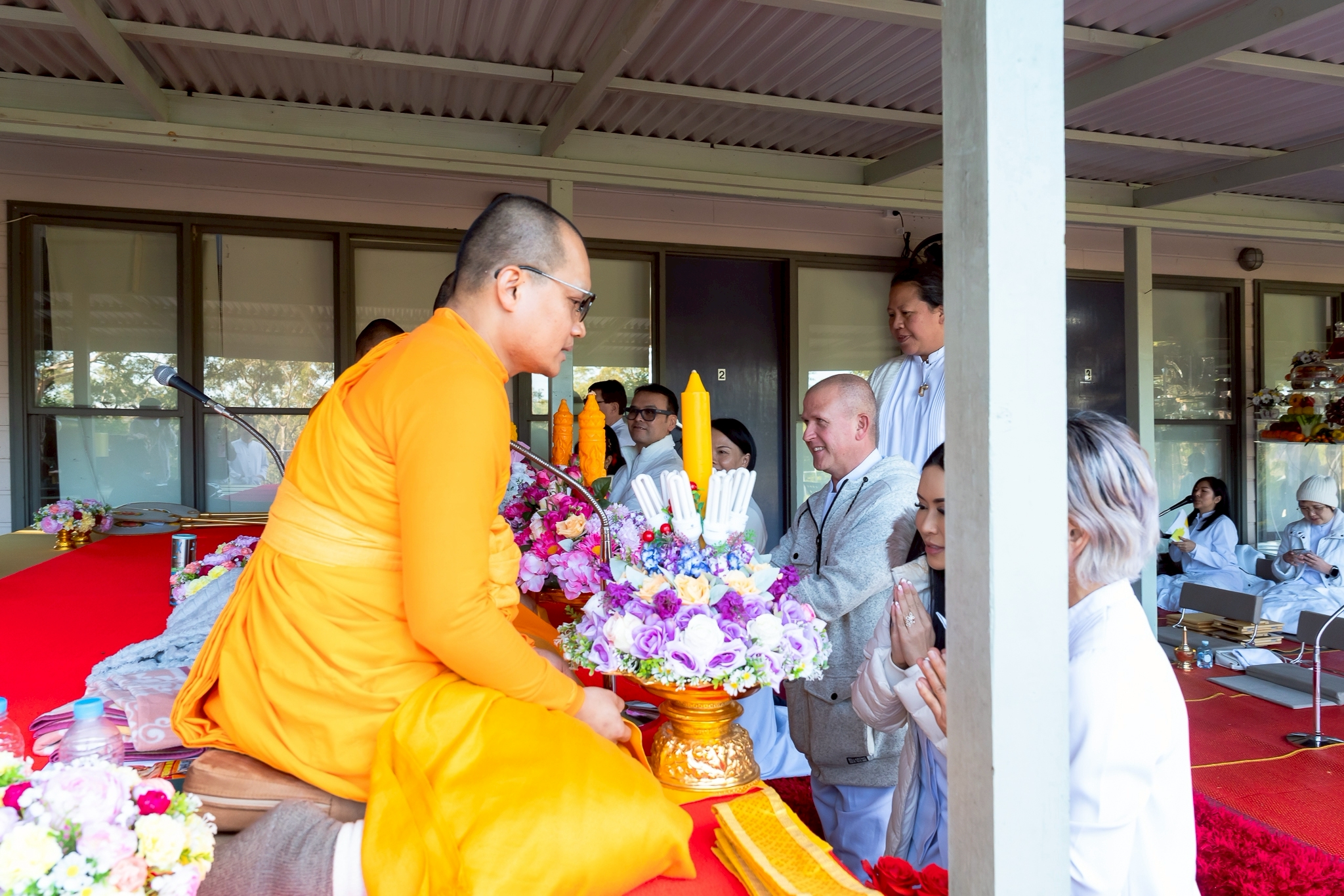 ถวายกองบุญแสงสว่าง