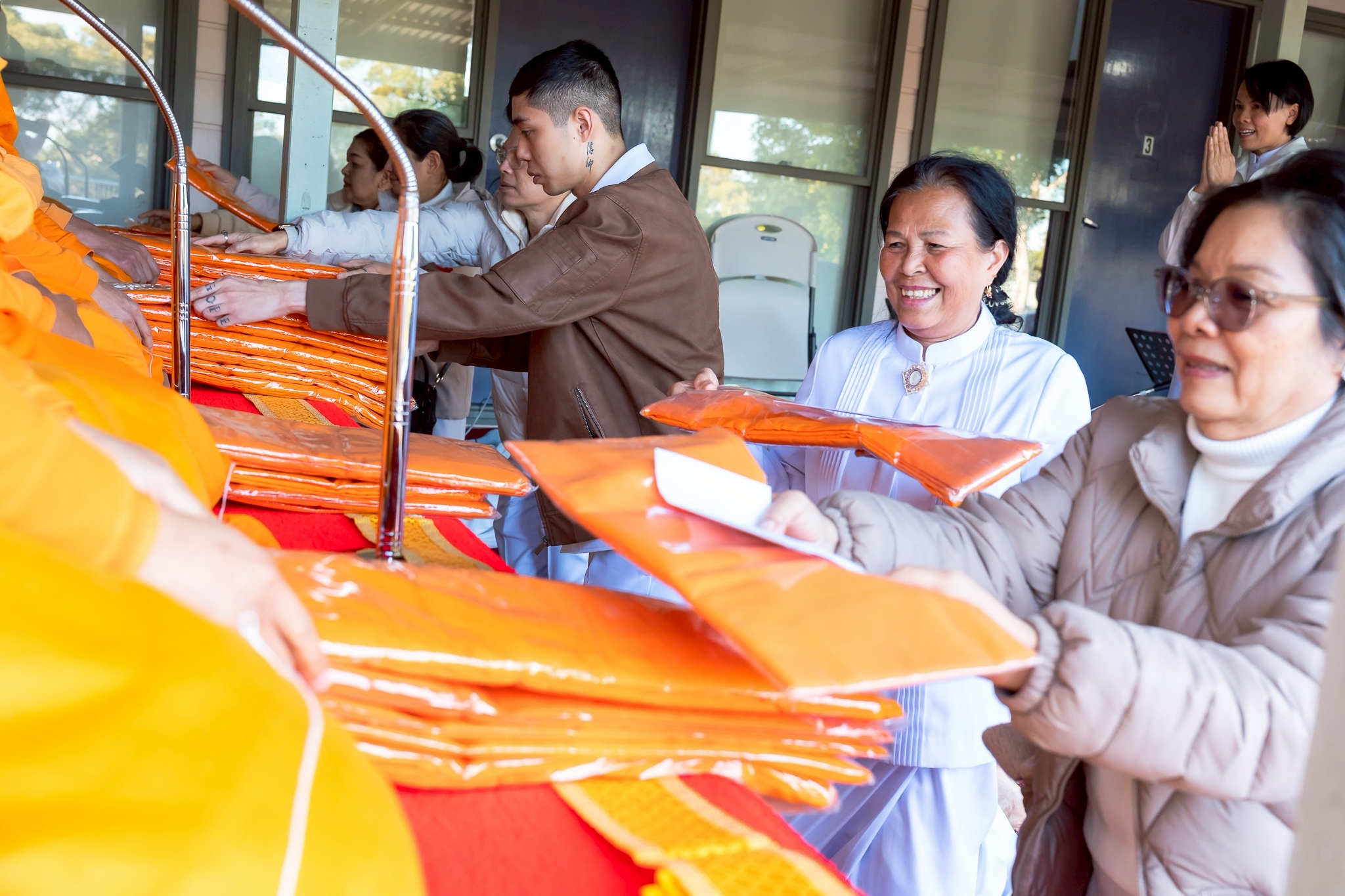 คณะเจ้าภาพและสาธุชนได้ทอดผ้าบังสุกุล