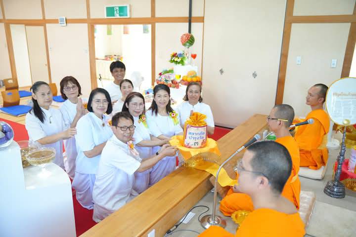 สาธุชนได้รวมใจถวายปัจจัยไทยธรรม