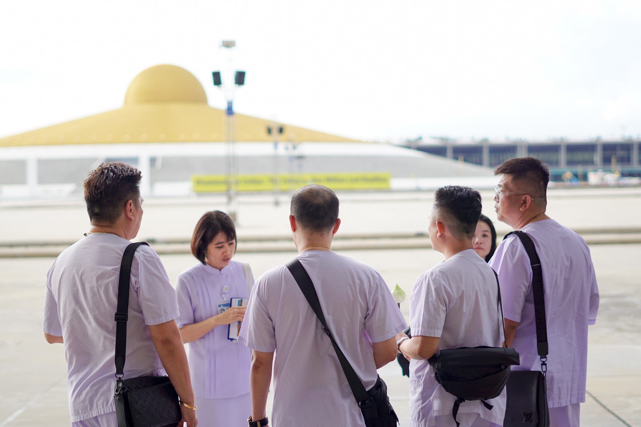 ชาวมาเลเซียและเวียดนาม เดินทางมาเยี่ยมชมวัดพระธรรมกาย