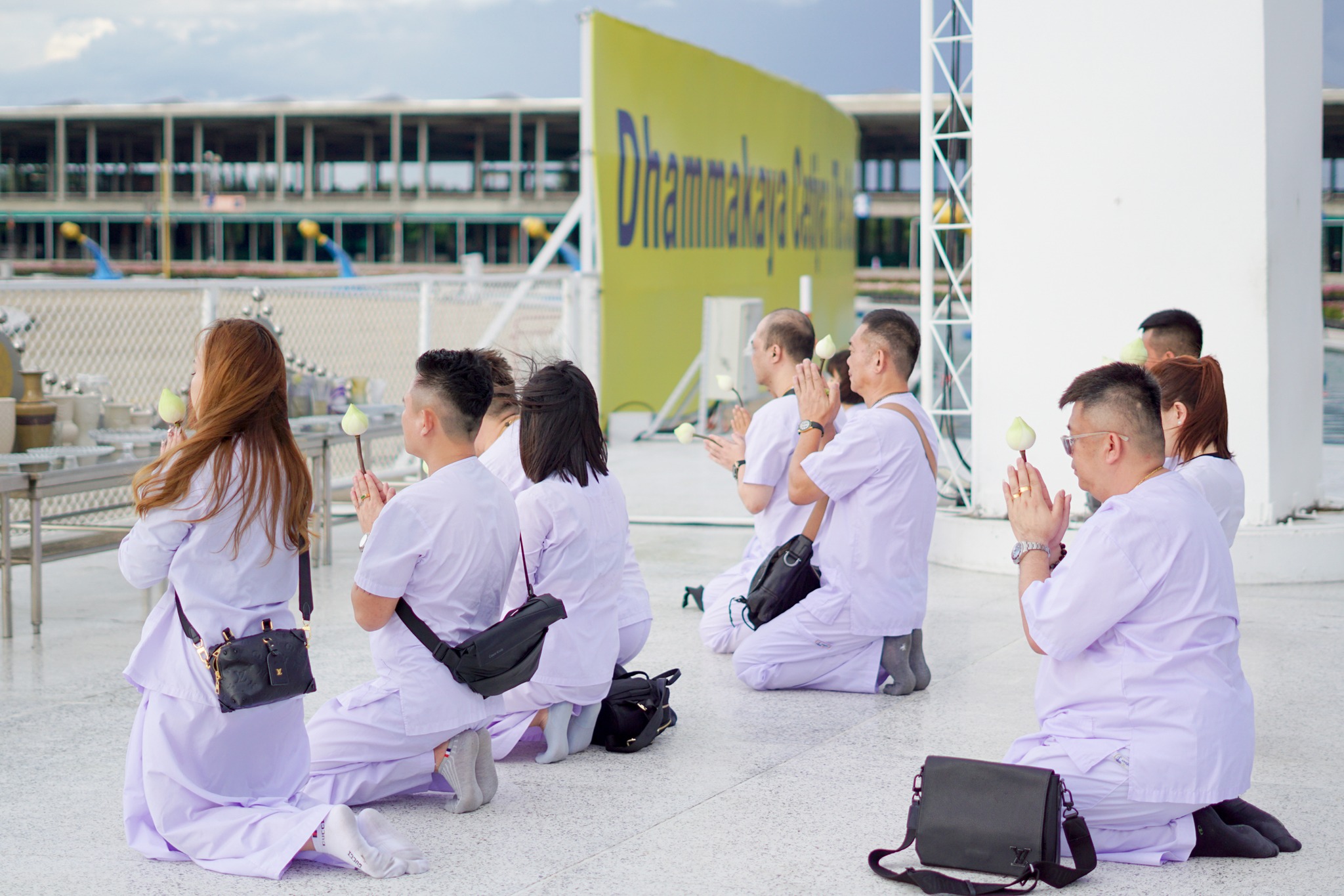 ชาวมาเลเซียและเวียดนาม เดินทางมาเยี่ยมชมวัดพระธรรมกาย