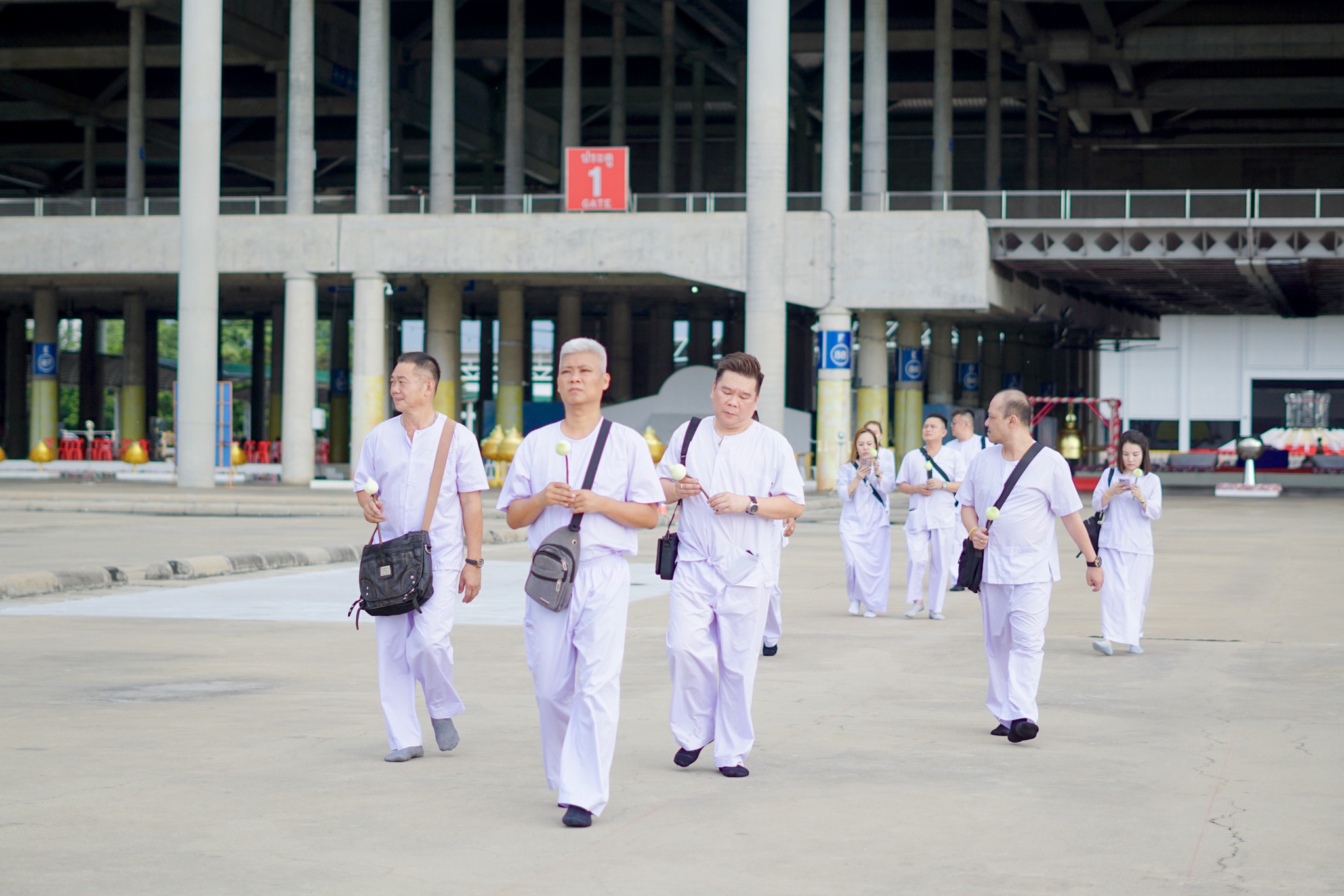 ชาวมาเลเซียและเวียดนาม เดินทางมาเยี่ยมชมวัดพระธรรมกาย