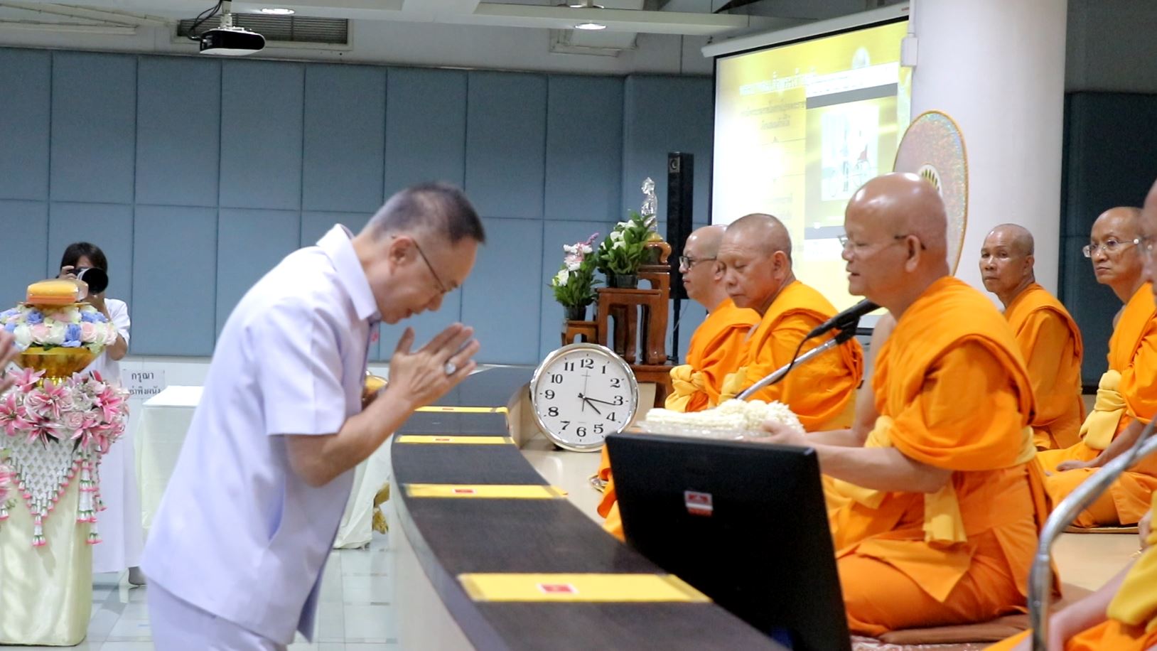 วัดพุทธบาหลี จัดพิธีทอดผ้าป่าเพื่องานเผยแผ่พระพุทธศาสนาวิชชาธรรมกาย