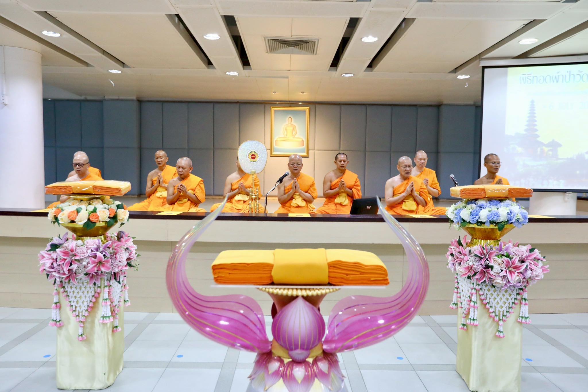 วัดพุทธบาหลี จัดพิธีทอดผ้าป่าเพื่องานเผยแผ่พระพุทธศาสนาวิชชาธรรมกาย