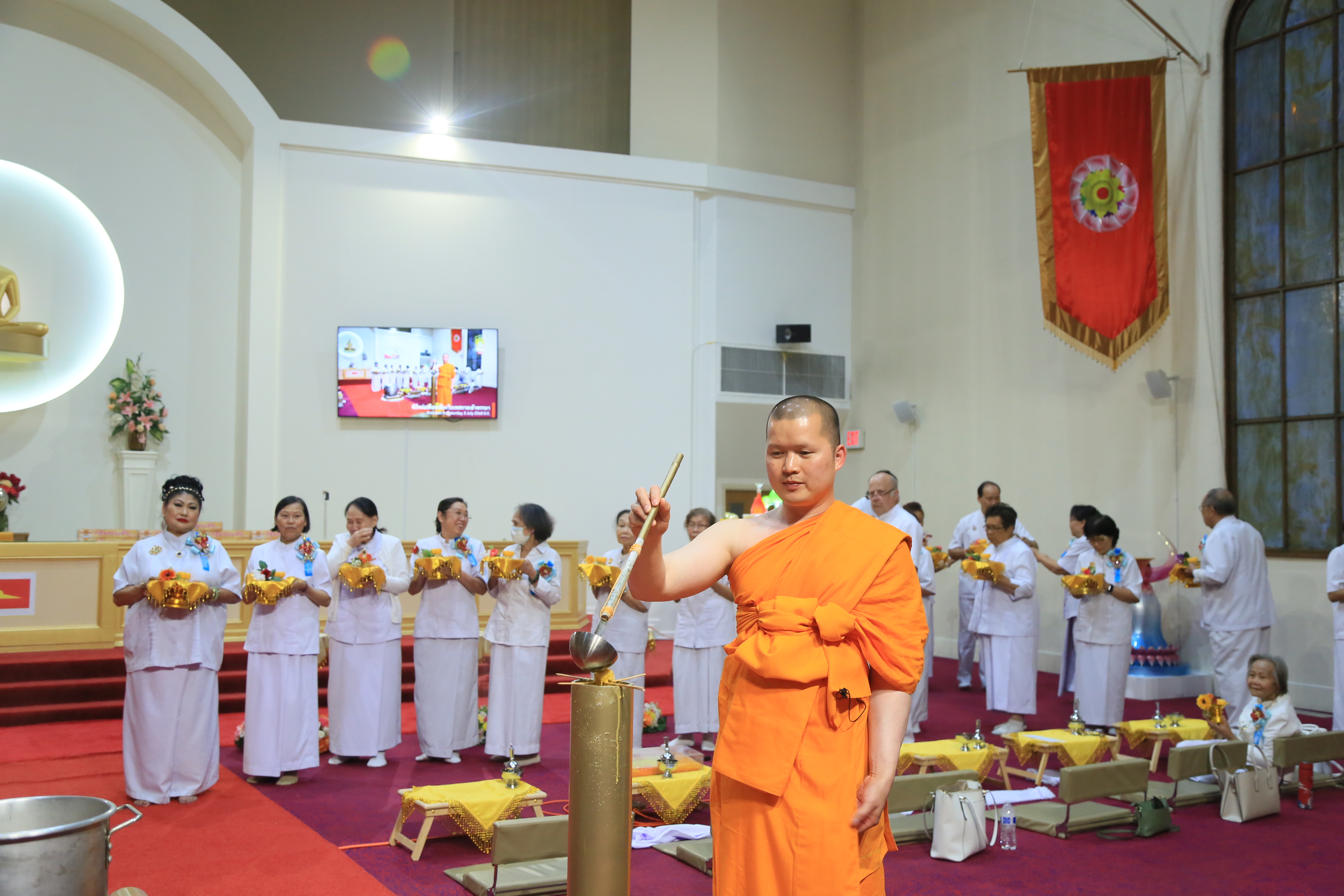 ร่วมพิธีหล่อเทียนพรรษาเนื่องในเทศกาลเข้าพรรษา