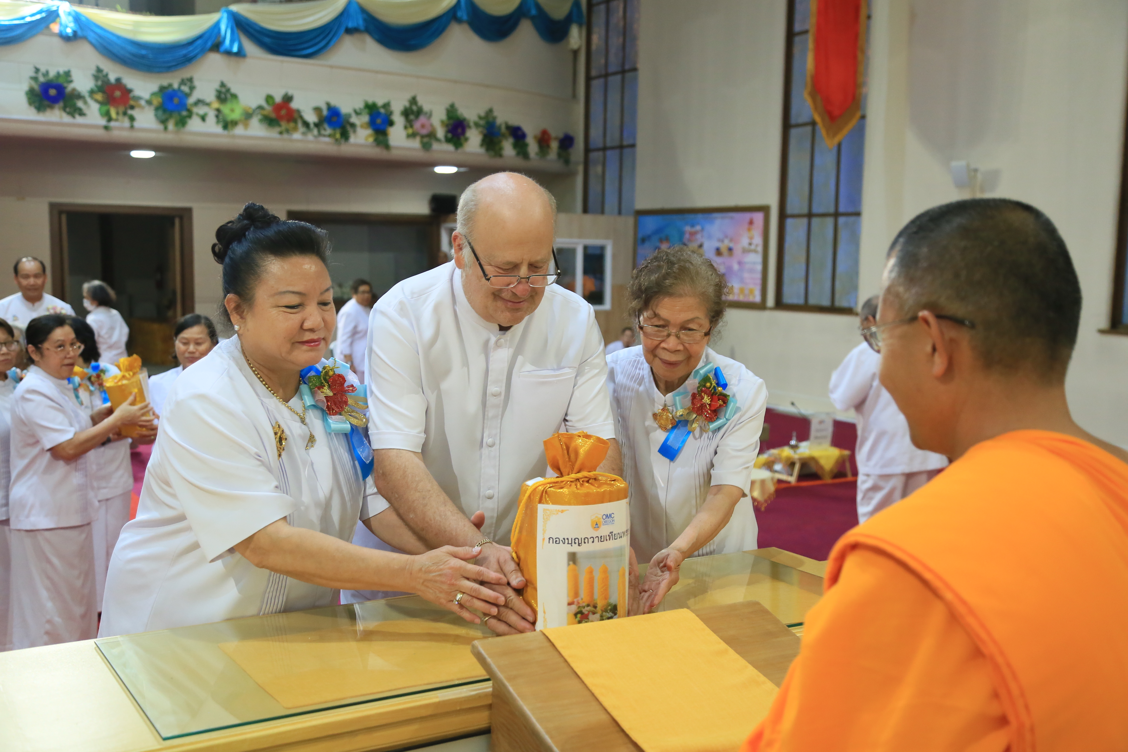 ประธานคณะต่างๆได้น้อมถวายปัจจัยไทยธรรมแด่ท่านประธานสงฆ์