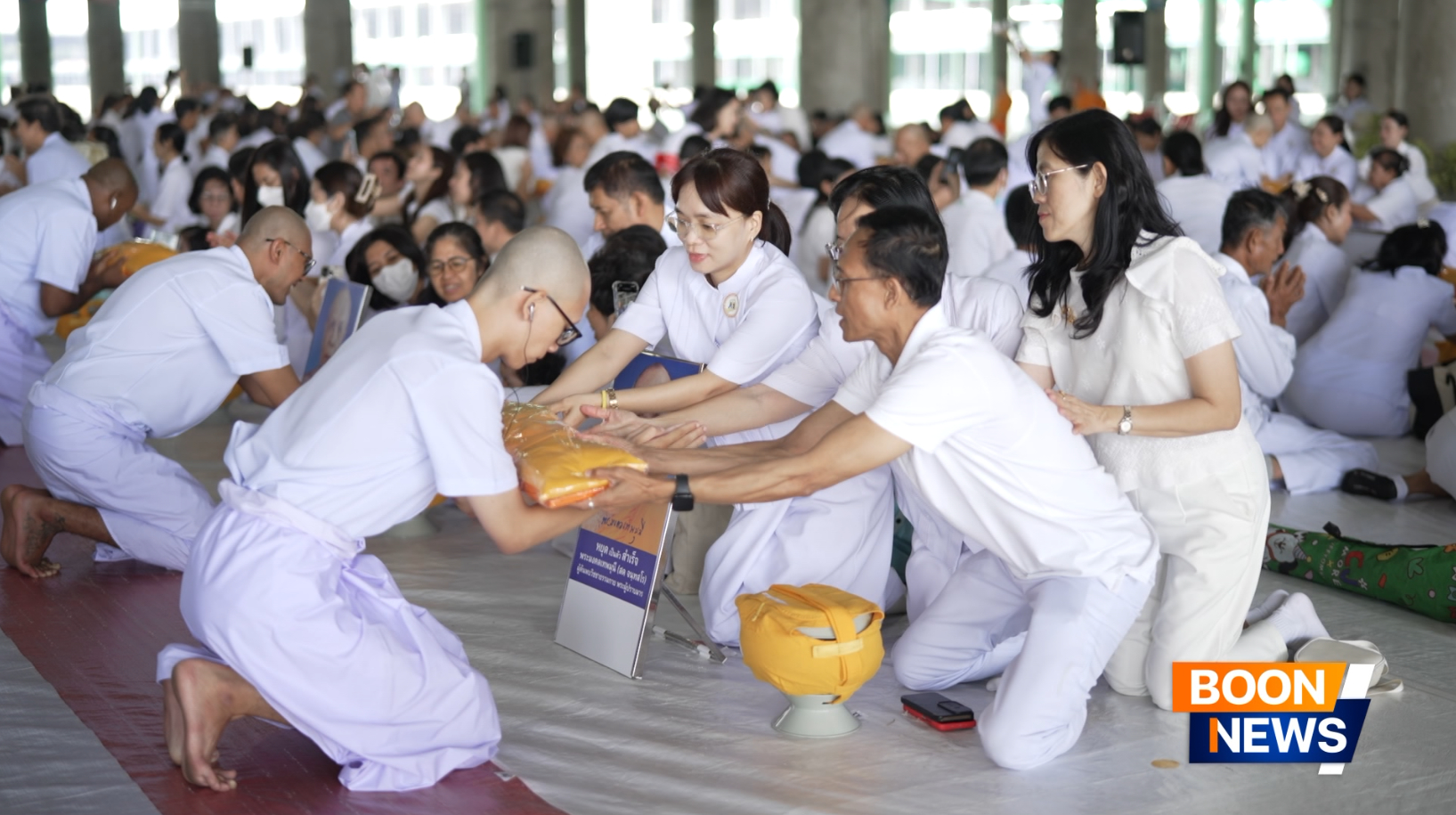 ผู้ปกครองได้มอบผ้าไตรให้กับนาคธรรมทายาทด้วยความปลาบปลื้มปีติ