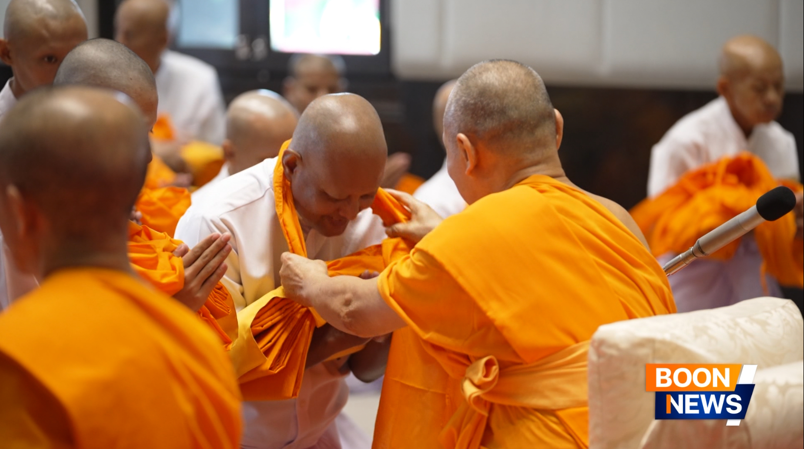 คล้องอังสะเปลี่ยนผ้าห่มครองเป็นผ้ากาสาวพัสตร์ คือผ้าเหลือง ซึ่งเป็นสัญลักษณ์ของความเป็นพระภิกษุและสามเณรในพระพุทธศาสนา 