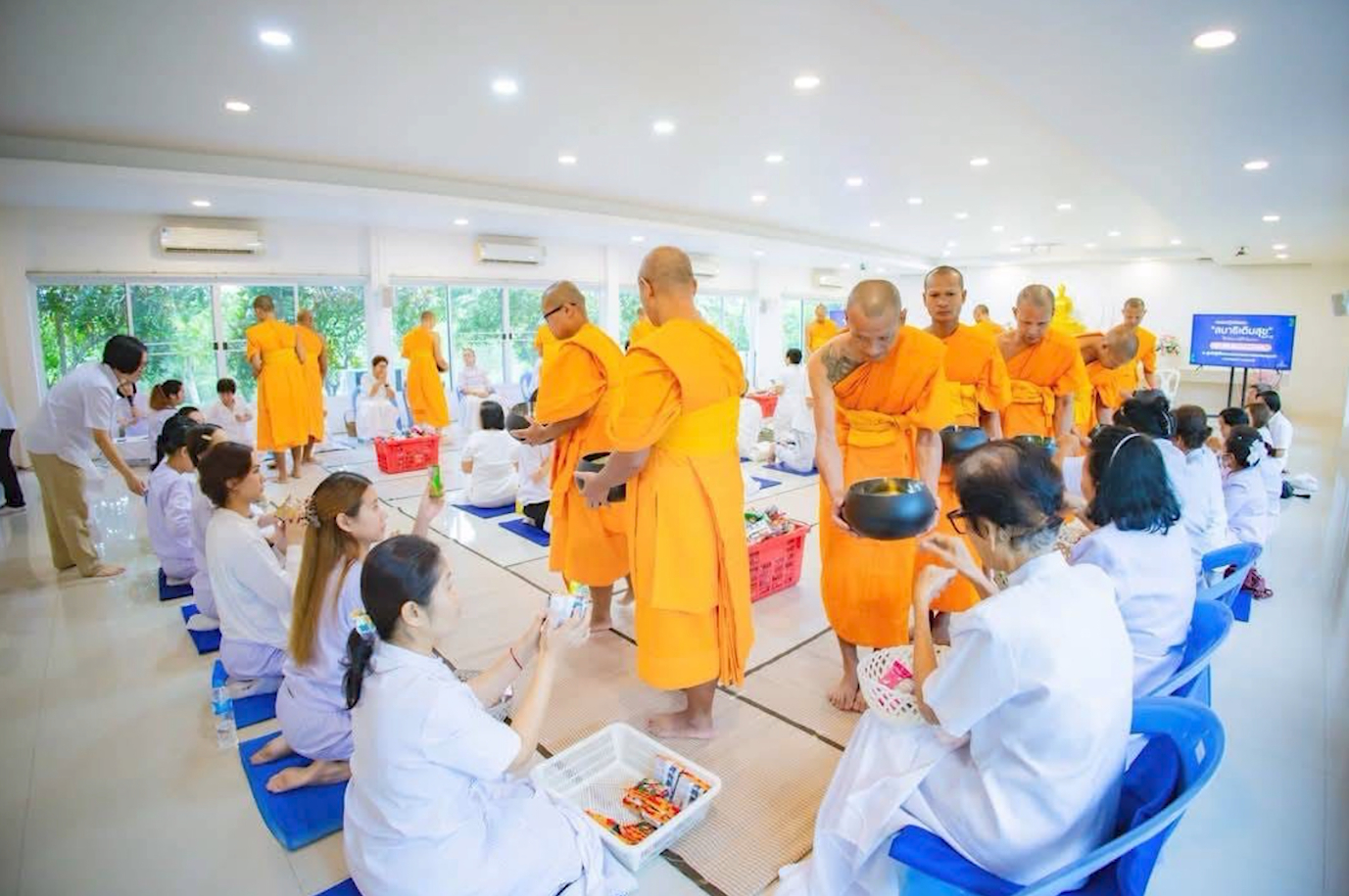 ตักบาตรแด่คณะสงฆ์ เพื่อเพิ่มเสบียงบุญให้กับชีวิตทั้งชาตินี้ และภพชาติต่อไป