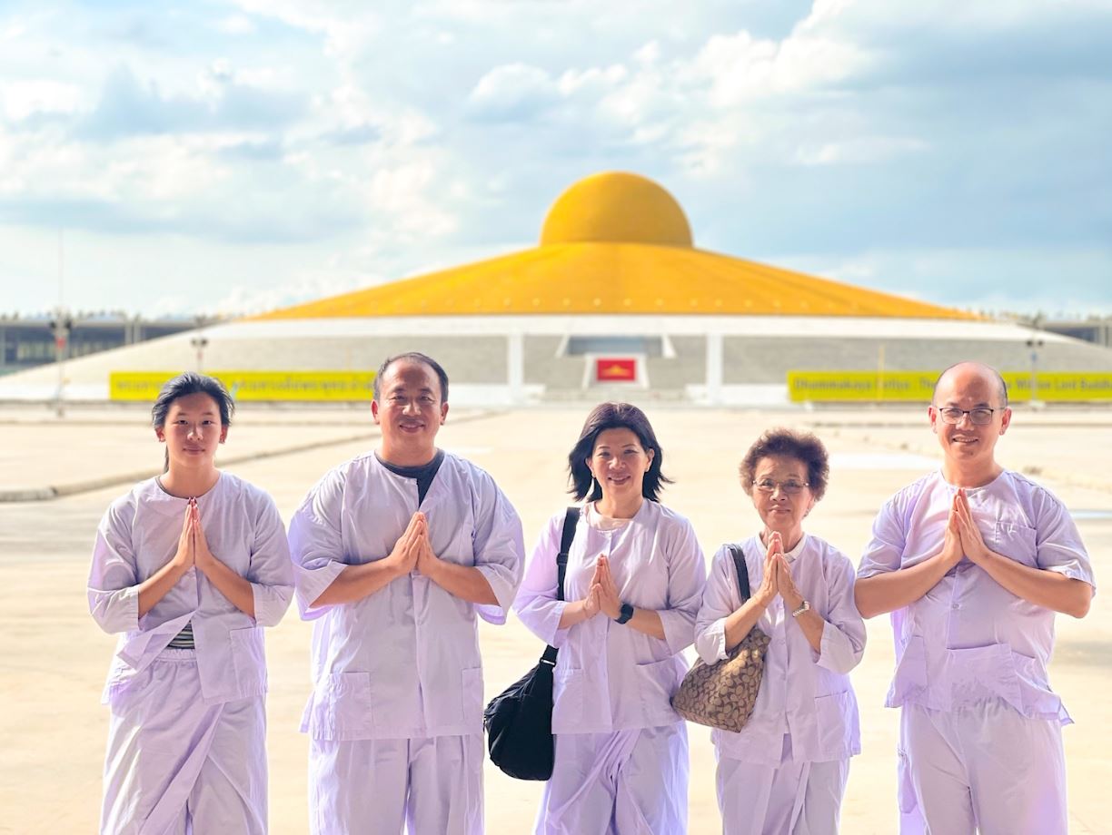 ครอบครัวชาวสิงคโปร์ มาเยี่ยมชมวัดพระธรรมกาย