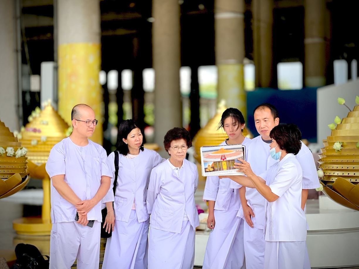 ครอบครัวชาวสิงคโปร์ มาเยี่ยมชมวัดพระธรรมกาย