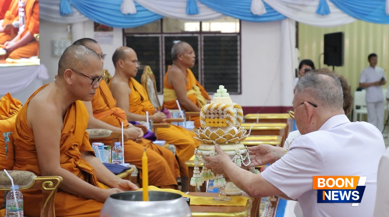 คุณพ่อทวี-คุณแม่ปราณี โรจนสินวิไล ได้น้อมถวายพานธูปเทียนแพแด่ท่านประธานสงฆ์