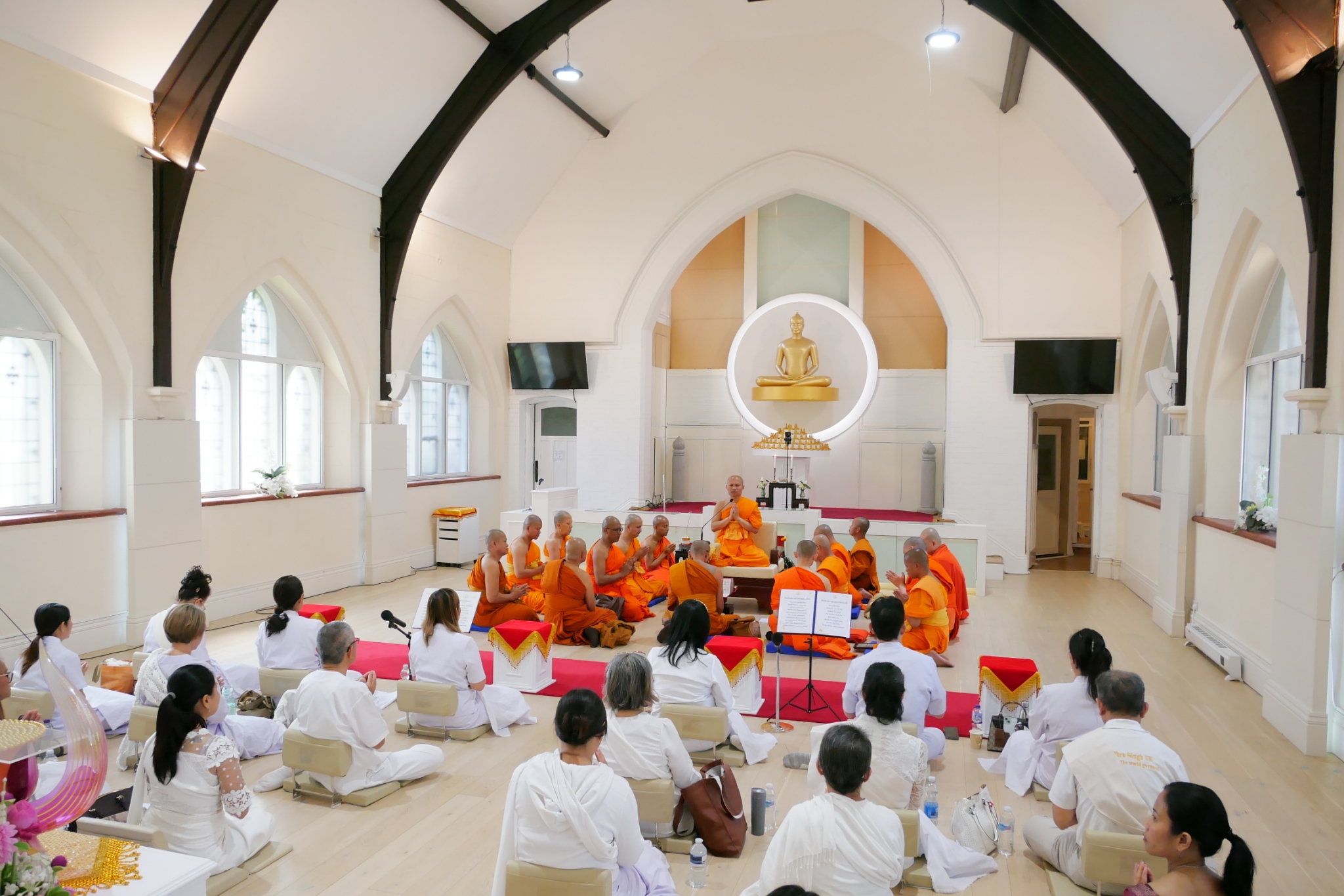 คณะสงฆ์จากวัดทั่วเมืองแมนเชสเตอร์ มาร่วมฟังพระปาติโมกข์ ณ วัดพระธรรมกายแมนเชสเตอร์