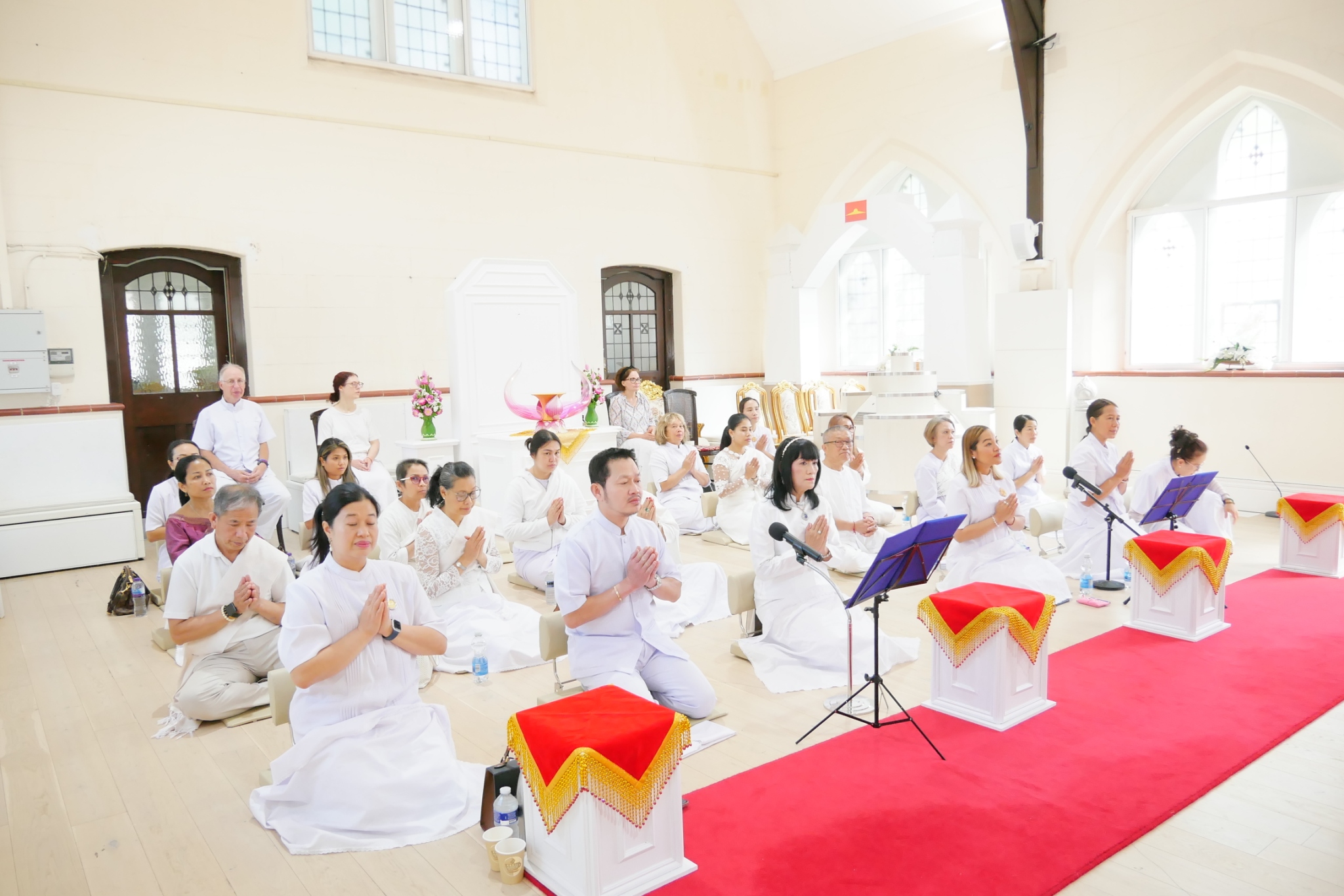 คณะสงฆ์จากวัดทั่วเมืองแมนเชสเตอร์ มาร่วมฟังพระปาติโมกข์ ณ วัดพระธรรมกายแมนเชสเตอร์