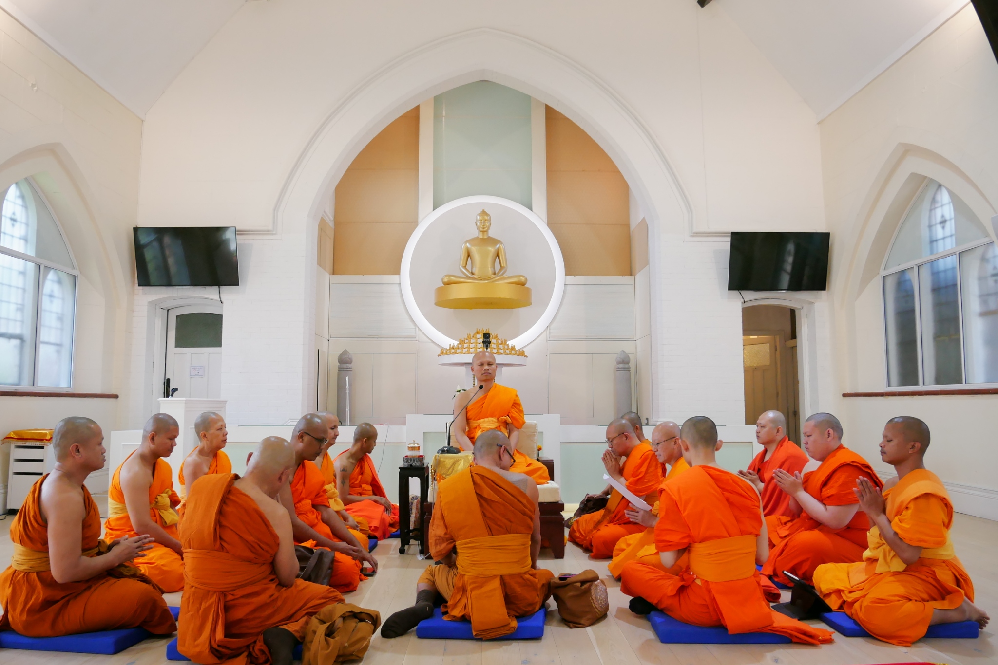 คณะสงฆ์จากวัดทั่วเมืองแมนเชสเตอร์ มาร่วมฟังพระปาติโมกข์ ณ วัดพระธรรมกายแมนเชสเตอร์