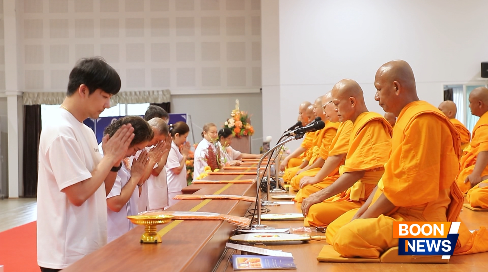 ร่วมทอดผ้าบังสุกุลแด่คณะสงฆ์