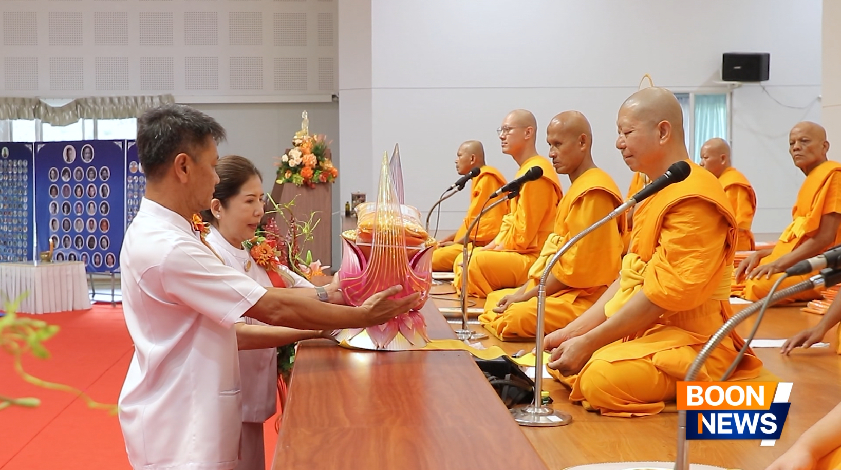 กัลยาณมิตรทวีพันธุ์ พูลทรัพย์และกัลยาณมิตร จิดาภา ชวาลารัตน์ ได้น้อมถวายผ้าป่าแด่ประธานสงฆ์