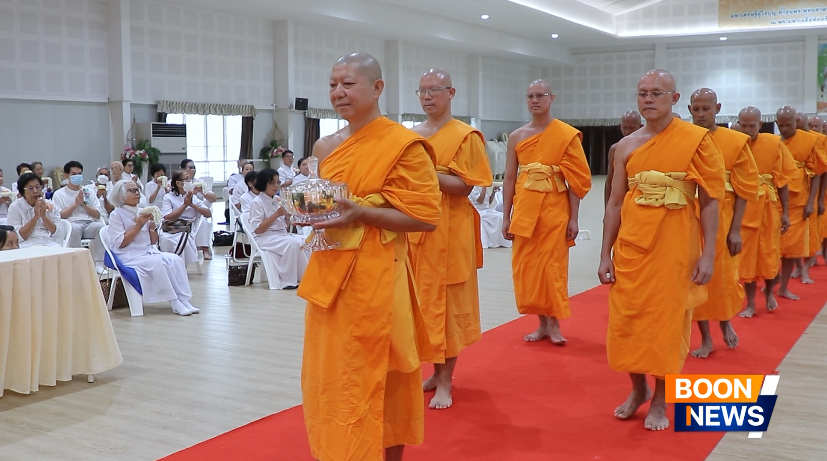 พระมหาวีรชัย วีรชโย ประธานสงฆ์ พร้อมด้วยคณะสงฆ์ ได้อัญเชิญพระบรมสารีริกธาตุ เข้าสู่ศูนย์กลางพิธี