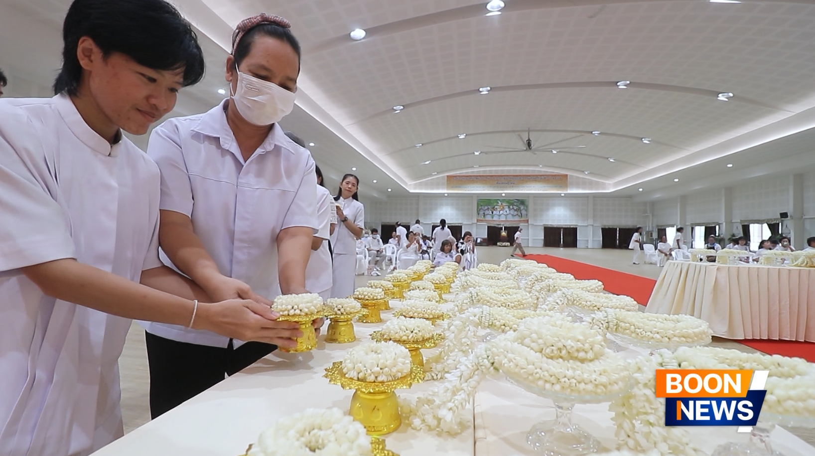 ทุกท่านนำพวงมาลัยดอกมะลิ สักการะพระบรมสารีริกธาตุ