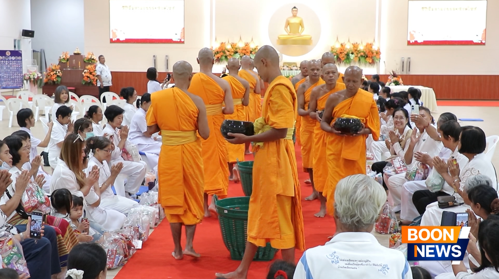 คณะสงฆ์ได้แปรแถวรับบาตรจากท่านเจ้าภาพ ผู้ปกครอง คณะญาติ และศรัทธาสาธุชน