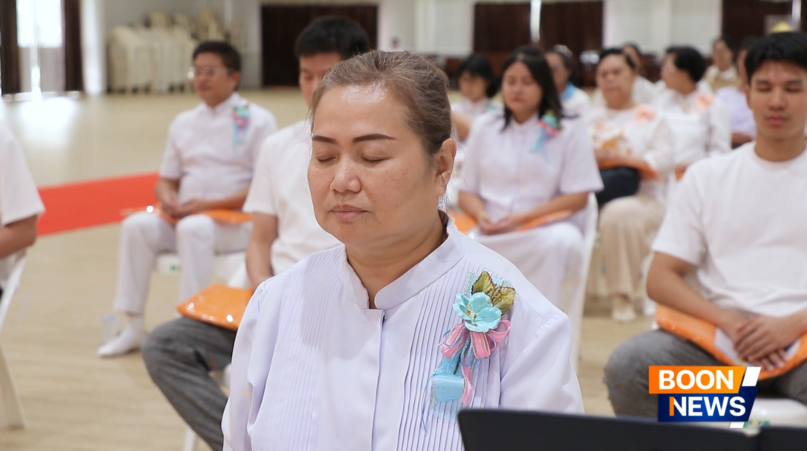 ทุกท่านได้รวมใจปฏิบัติธรรมเพื่อกลั่นกายและใจให้บริสุทธิ์ ผ่องใสหยุดนิ่ง ณ ศูนย์กลางกาย ตามเสียงเทปนำนั่งของหลวงพ่อธัมมชโย
