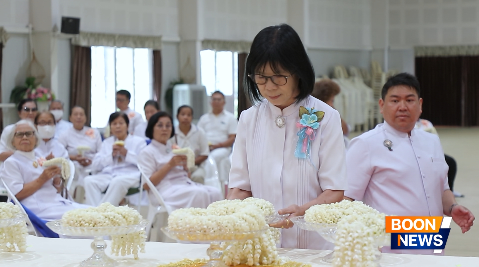 ทุกท่านนำพวงมาลัยดอกมะลิ สักการะพระบรมสารีริกธาตุ