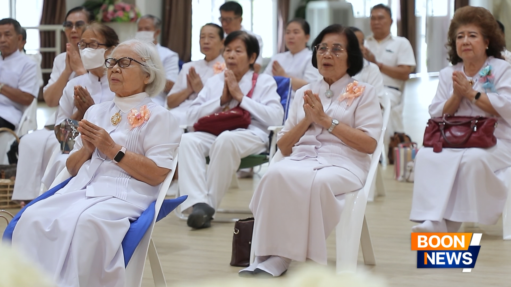 ผู้มีบุญได้ร่วมสวดสรรเสริญพระธรรมกาย ด้วยใจใสๆ ร่วมกัน น้อมใจตรึกระลึกนึกบุญ