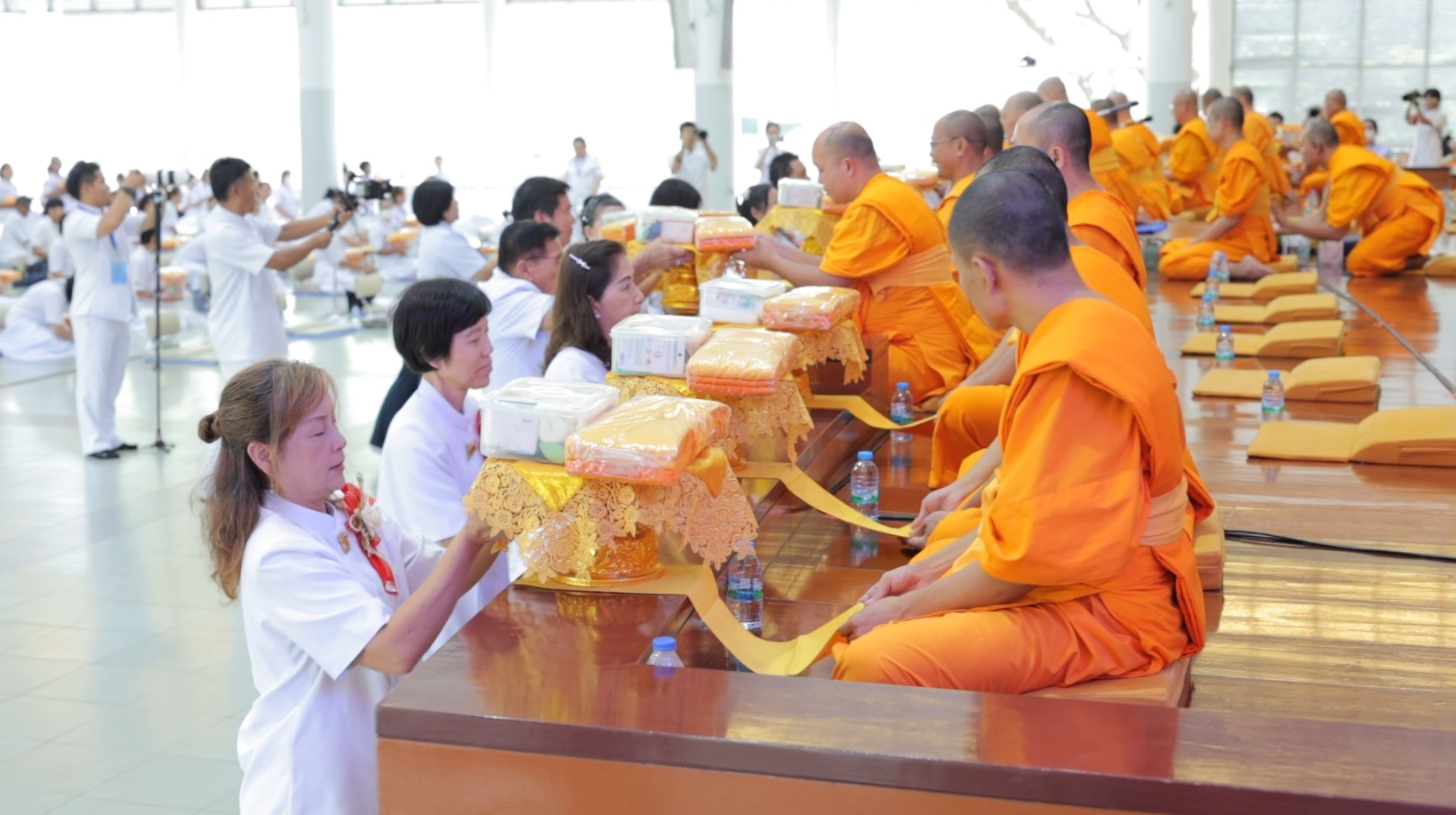 คณะเจ้าภาพร่วมพิธีถวายกองทุนสัมมนาคณะสงฆ์ภาคตะวันออก ณ ศูนย์การศึกษาเขาแก้วเสด็จ